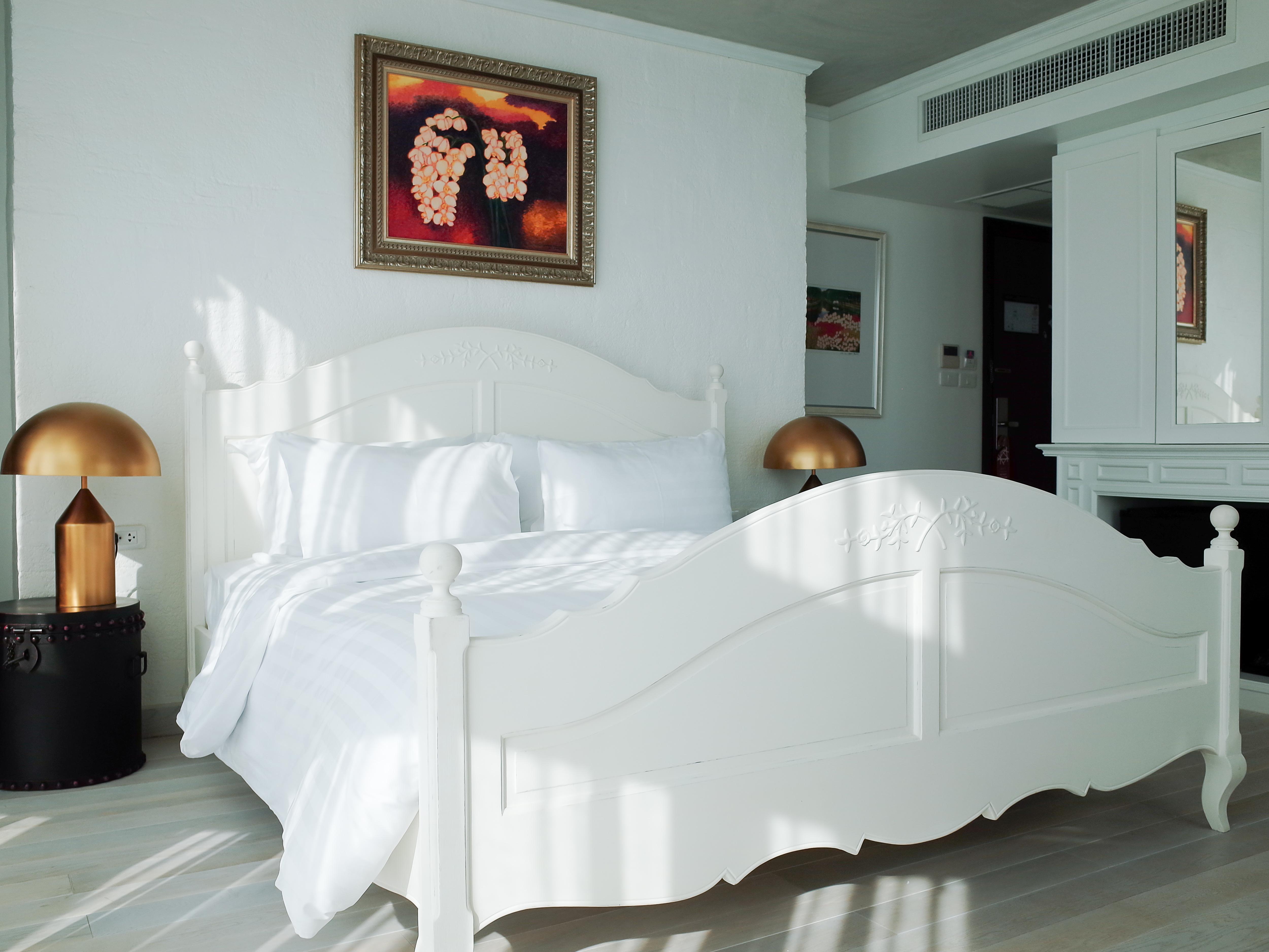 Art Mai Gallery Nimman Hotel Chiang Mai Ngoại thất bức ảnh A bed with a bed skirt