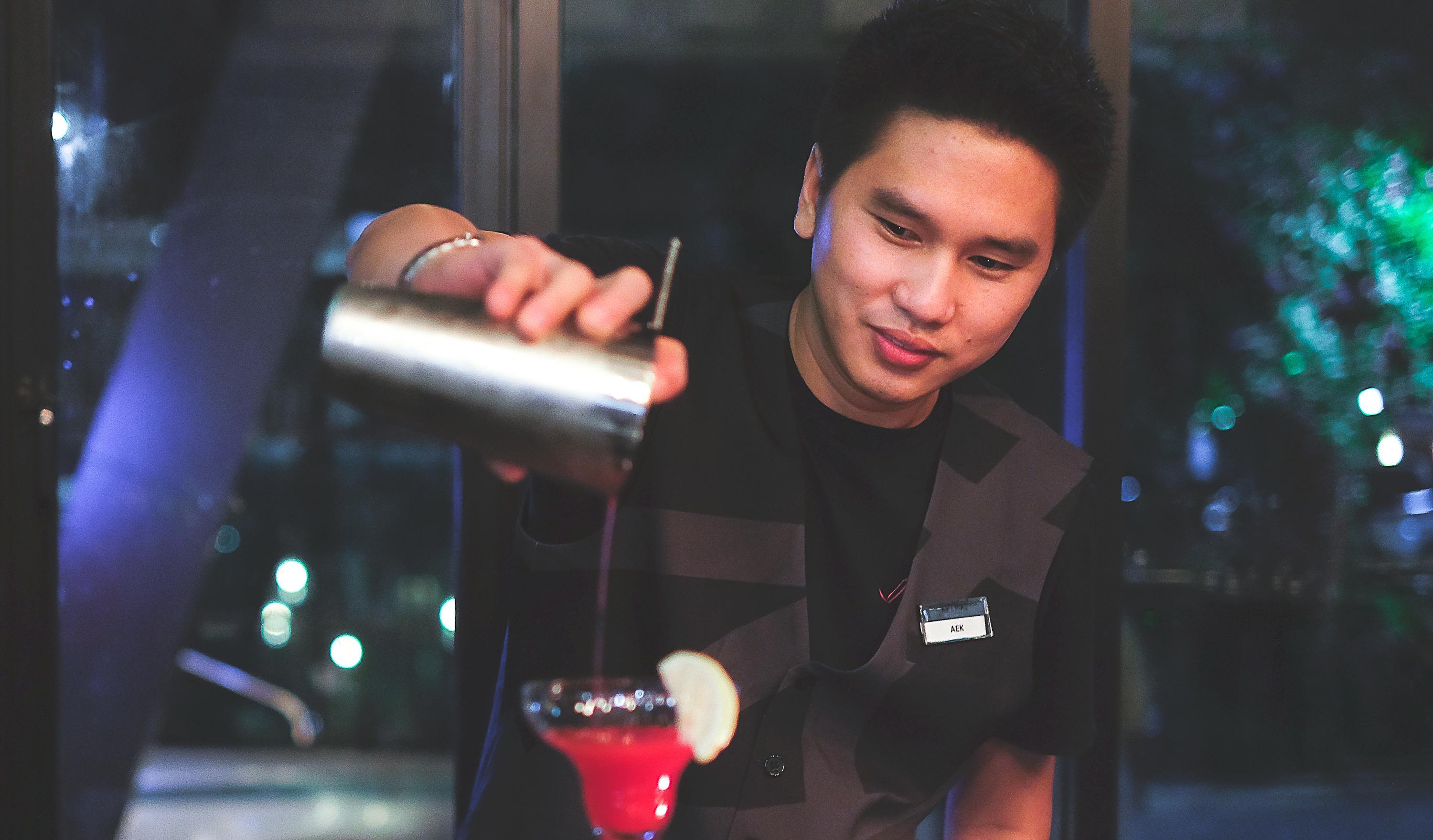 Art Mai Gallery Nimman Hotel Chiang Mai Ngoại thất bức ảnh A bartender at work