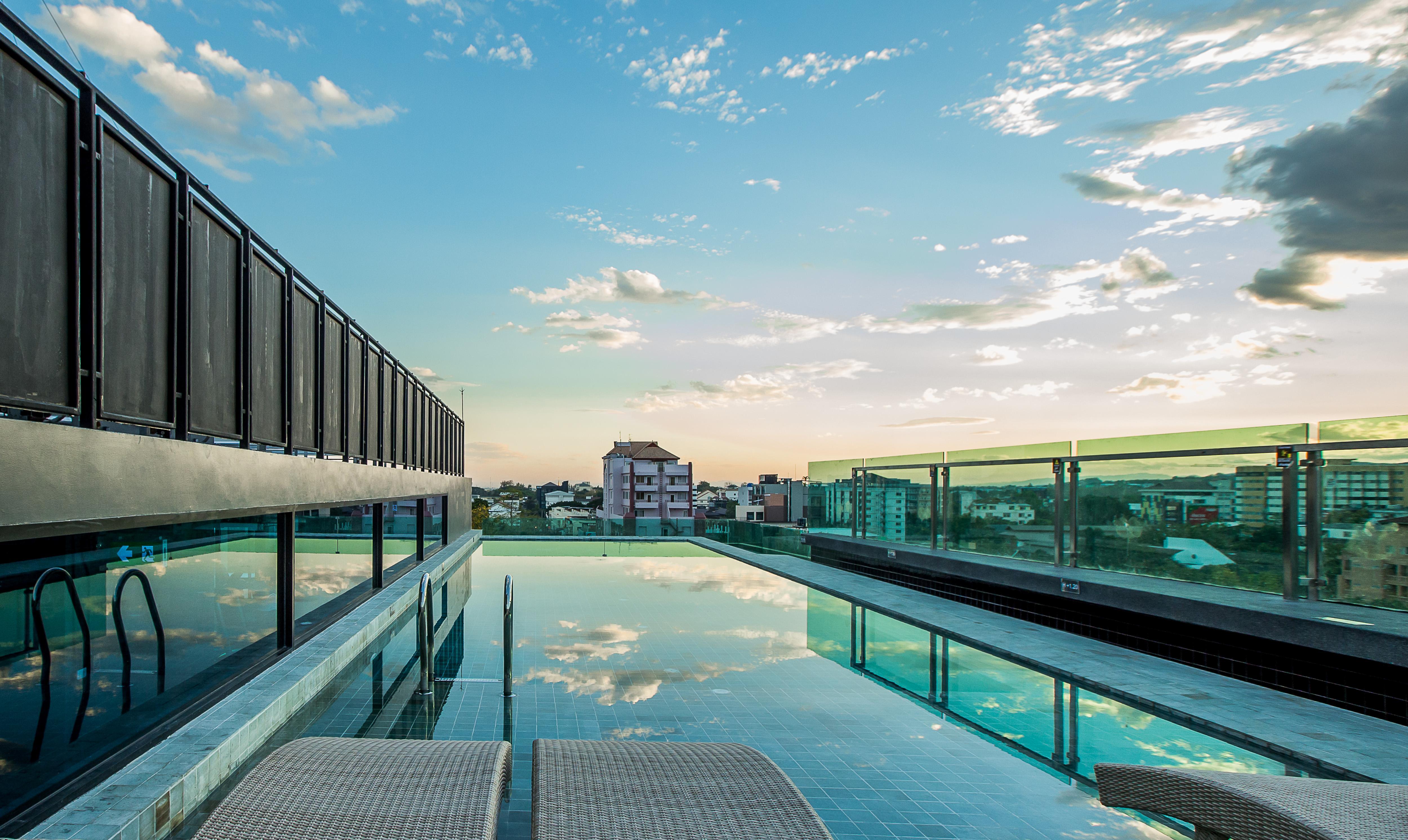 Art Mai Gallery Nimman Hotel Chiang Mai Ngoại thất bức ảnh The rooftop pool at the hotel