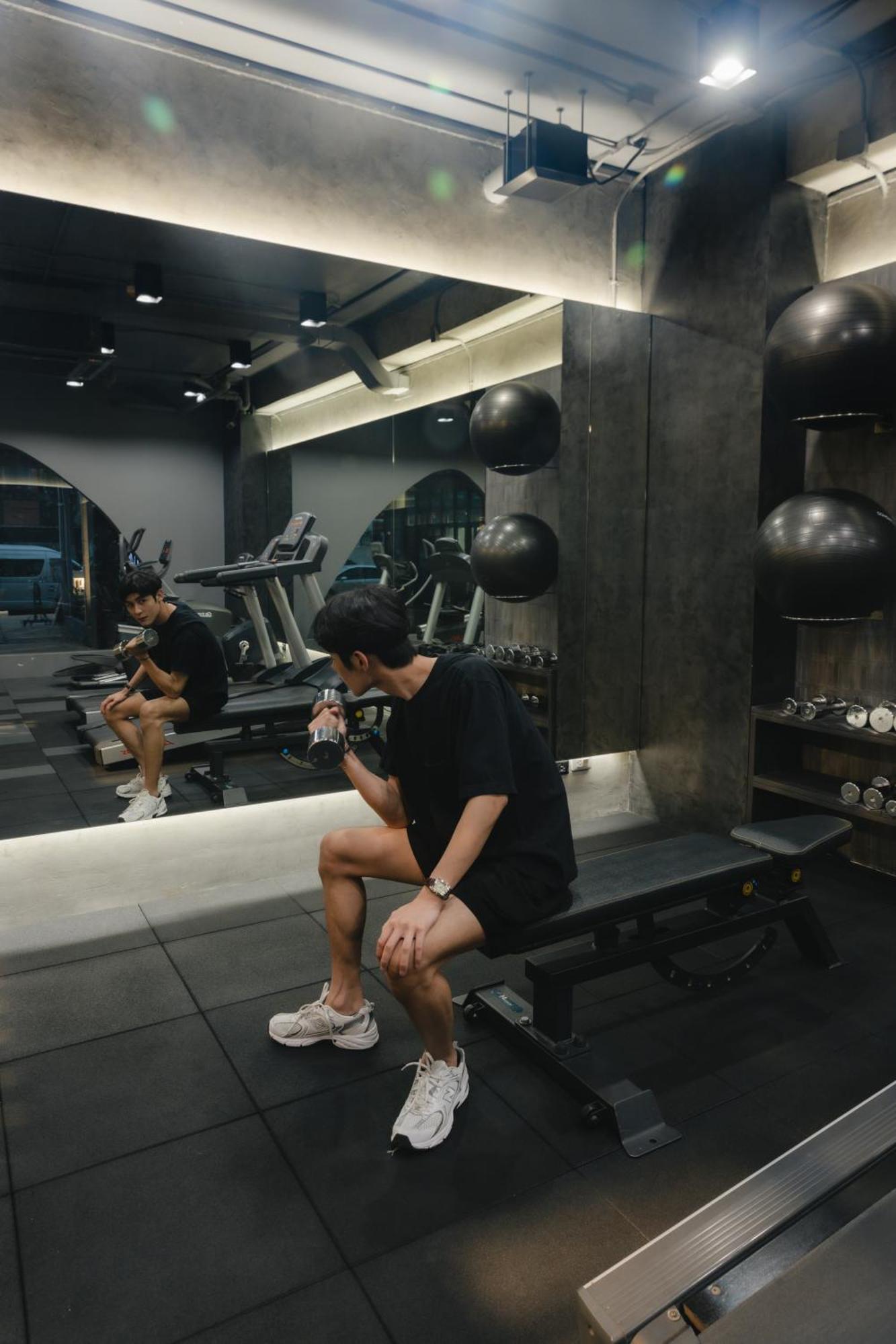 Art Mai Gallery Nimman Hotel Chiang Mai Ngoại thất bức ảnh A man in a gym